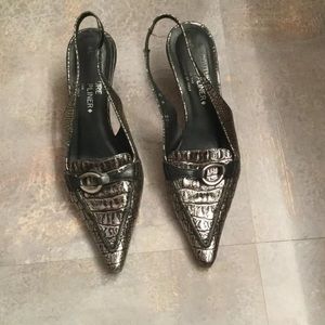 Donald Pliner

Size 6.5